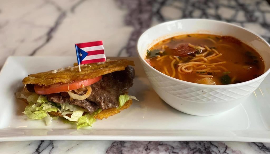 Jibarito Mini con Sopa de Salchicon con Fideos