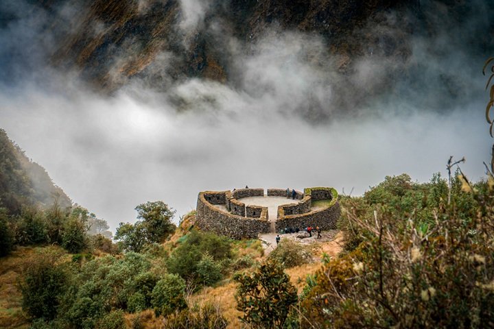 runkurakay in the clouds sacred circular ruin along the inca trail inkayni peru tours