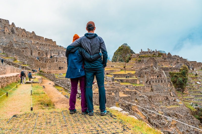 couple-standing-at-machu-picchu-overlooking-the-ancient-citadel