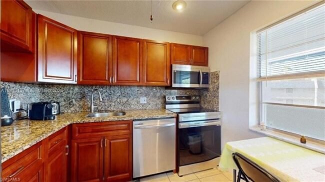 7877 Golf Circle Kitchen